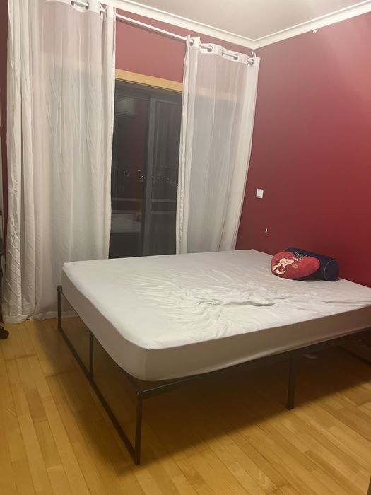 Alugo quarto Boa localização.  Mais  informações chamar  no privado.