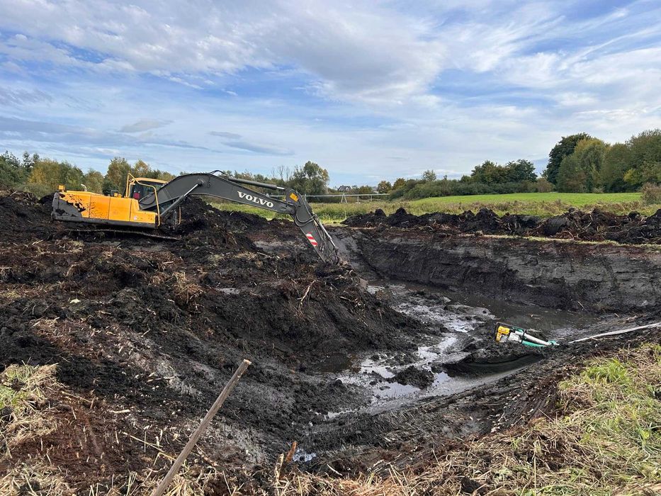 Kopanie stawów,koparka gąsienicowa,koparko-ładowarka, wywrotka