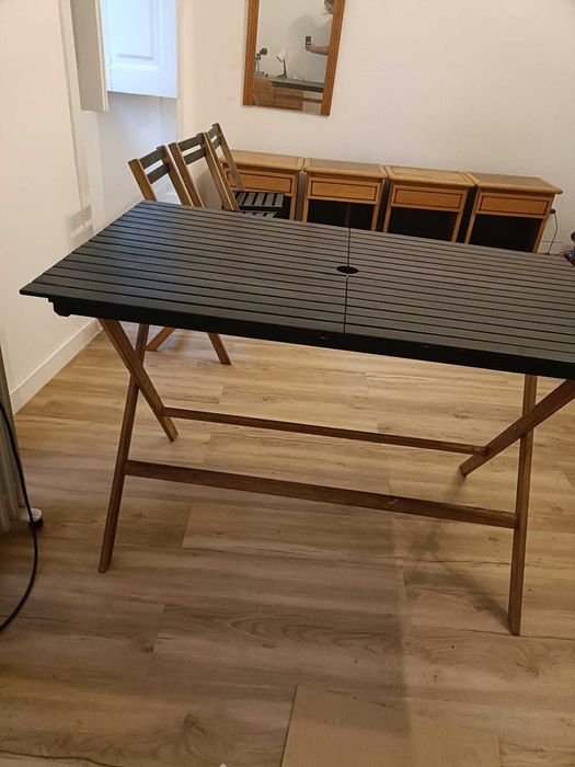 Mesa de jardim e cadeiras