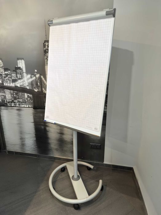 Magnetyczny flipchart / tablica na kółkach do biura, konferencja