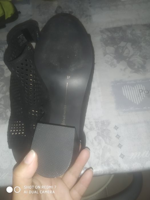 Sandália preta com salto