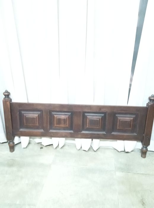 Cama de casal de mogno