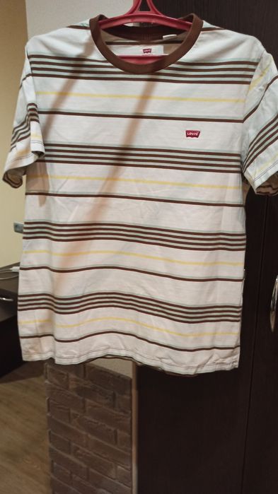 Продам футболки Levis.