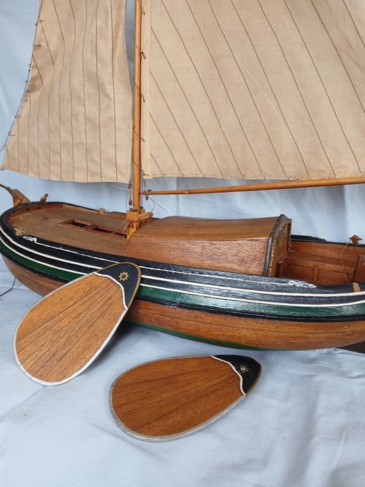 Dekoracyjny model łódki żaglowej z Holandii.