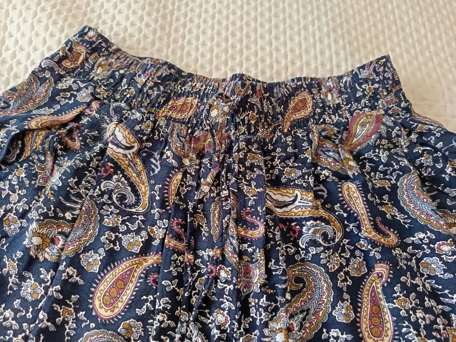 Calças estampadas com padrão paisley