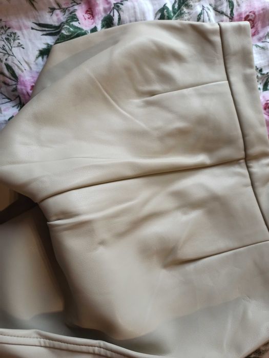 NOWE beżowe spodnie z imitacji skóry ekoskóra damskie Reserved S