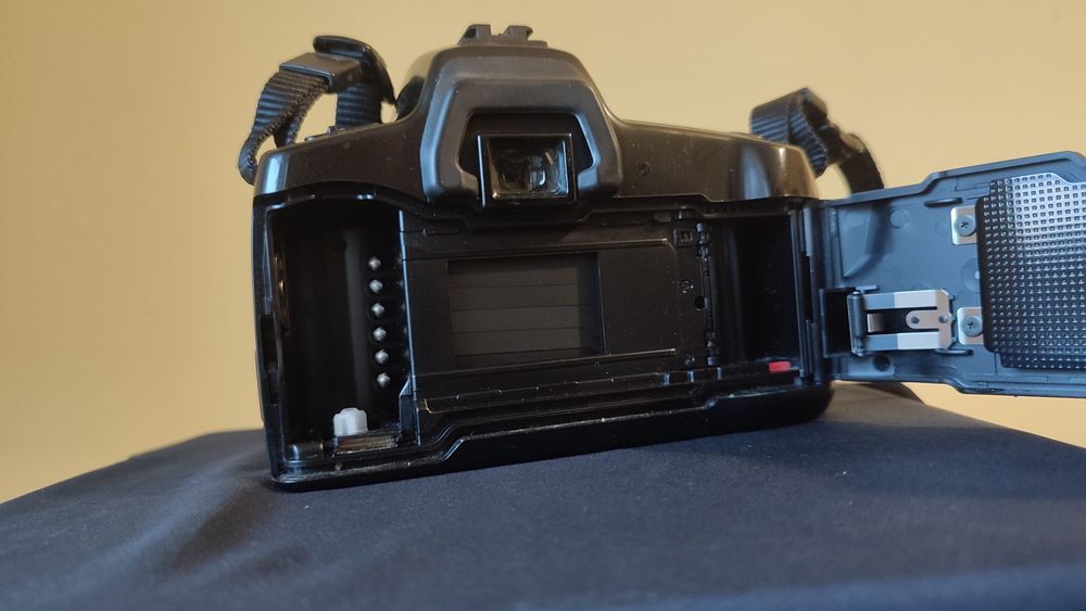 Minolta Dynax 303si analogowy aparat fotograficzny na film