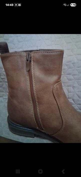 Botas castanhas com elastico e fecho
