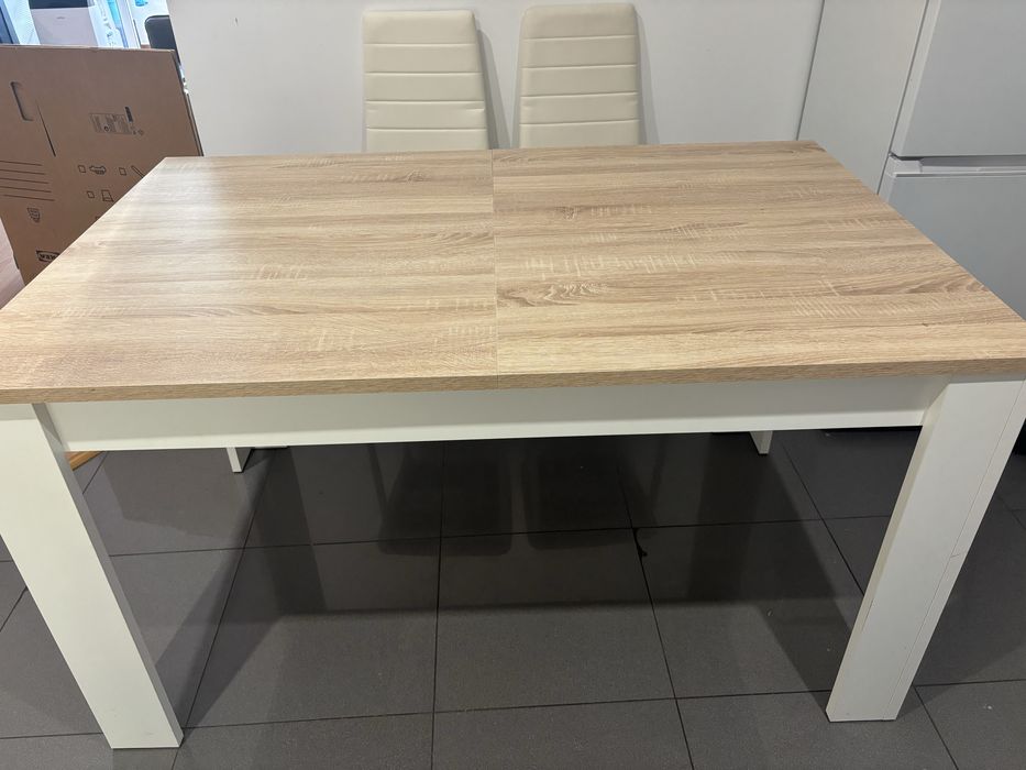Mesa + 4 cadeiras quase novo