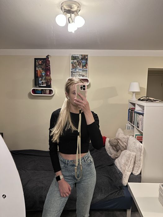 Czarna bluzka dopasowana odkryte plecy