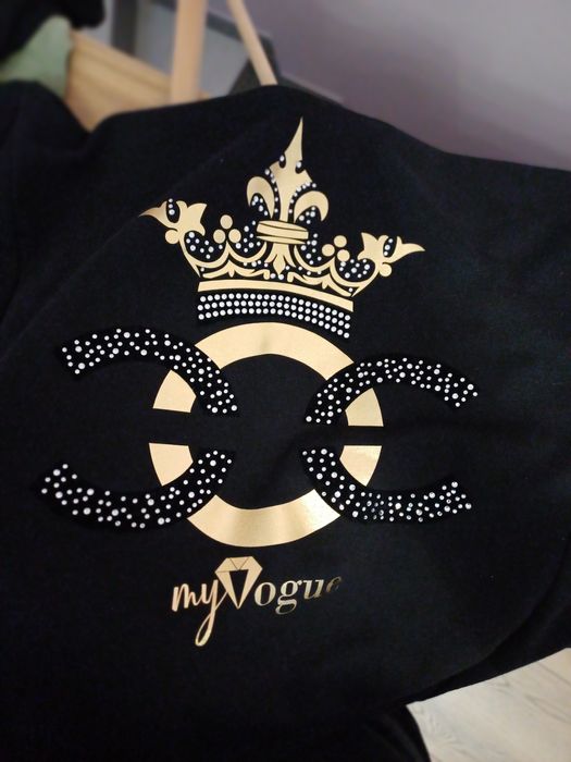 Sukienka czarna ze złotym logo my Vogue rozm.uniwersalny