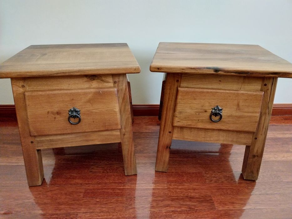 Conjunto de mesas de cabeceira/apoio