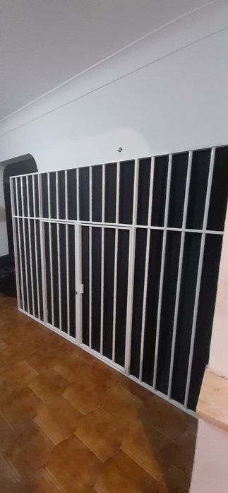 Grades de proteção novas, pintura epóxi, com abertura e fechadura..