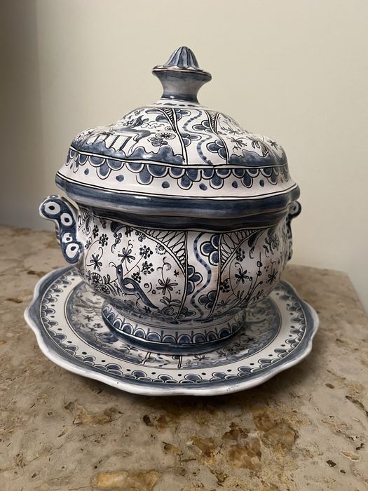 Terrina antiga pintada a mao