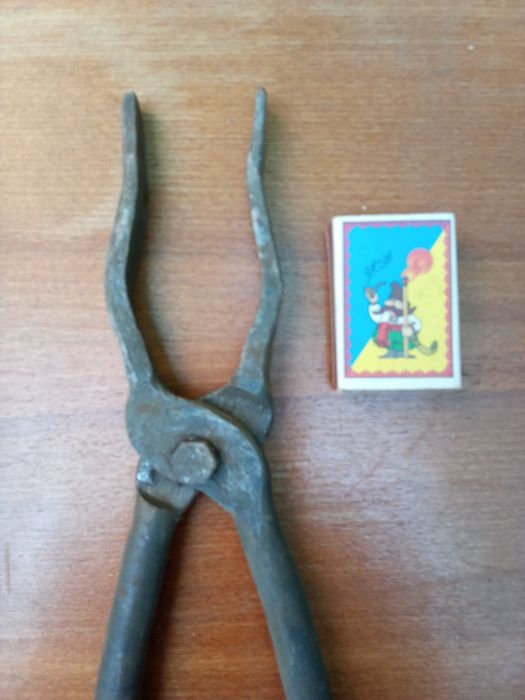 Камінні щипці, захват ливарника.