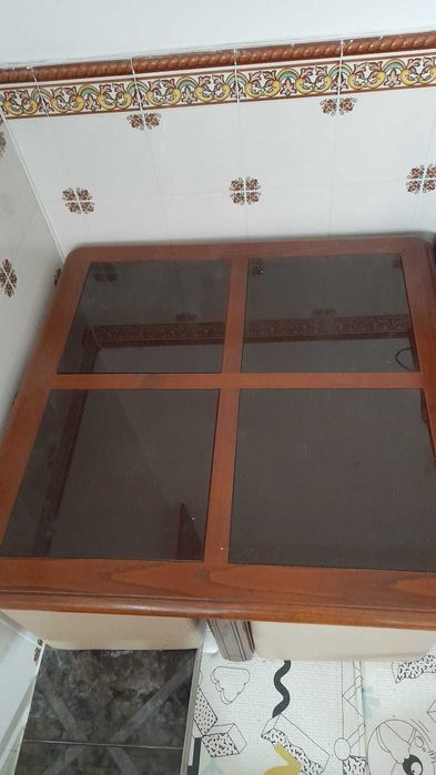 Mesa de centro com 4 bancos