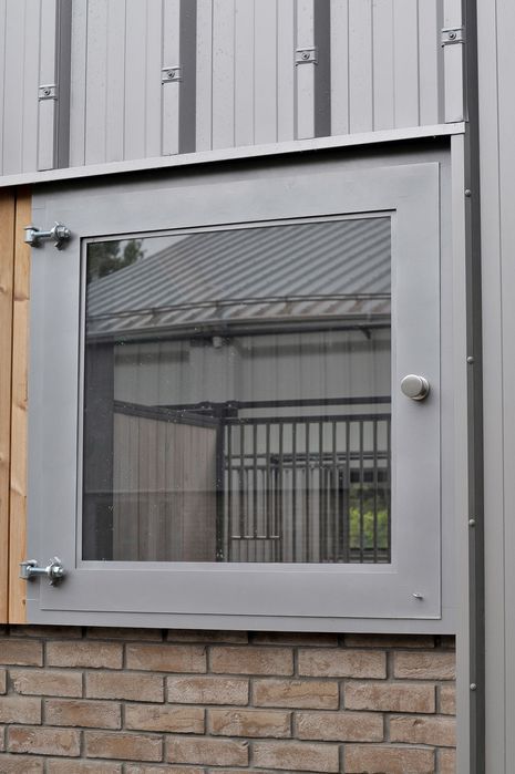 Okno stajenne stalowe do stajni garażu okno stalowe okno gospodarskie