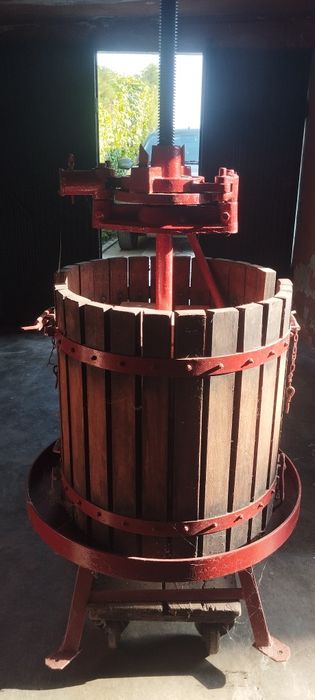 Prensa  de vinho nova  com duas bases laterais, uma grande e outra mais pequena. Para diversos kilos