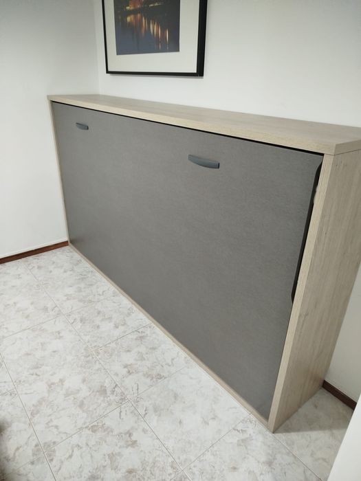 Cama de parede em bom estado
