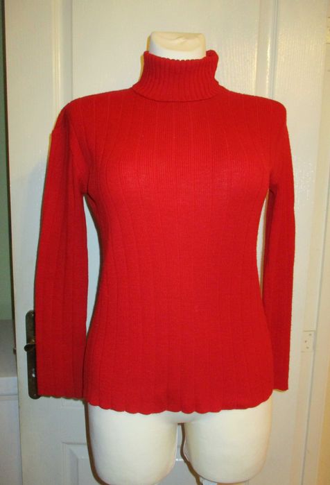 Czerwony golf sweterkowy.
