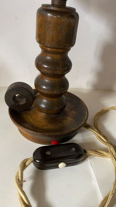 Encantador candeeiro antigo em madeira.