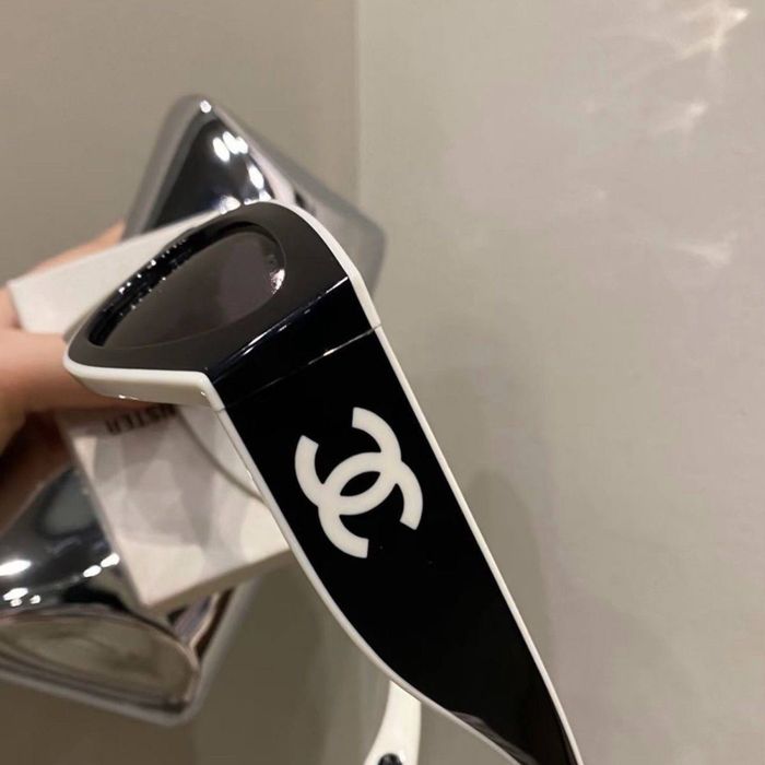 Сонцезахисні окуляри Chanel