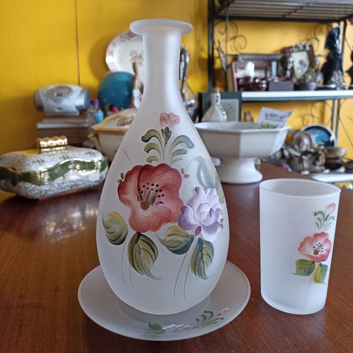 Garrafa de mesa cabeceira com copo e prato em vidro fosco motivo flora