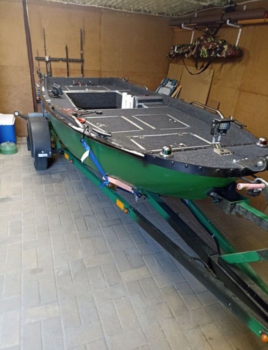 Łódź łódka wędkarska przyczepka echosąda pokład spiningowy