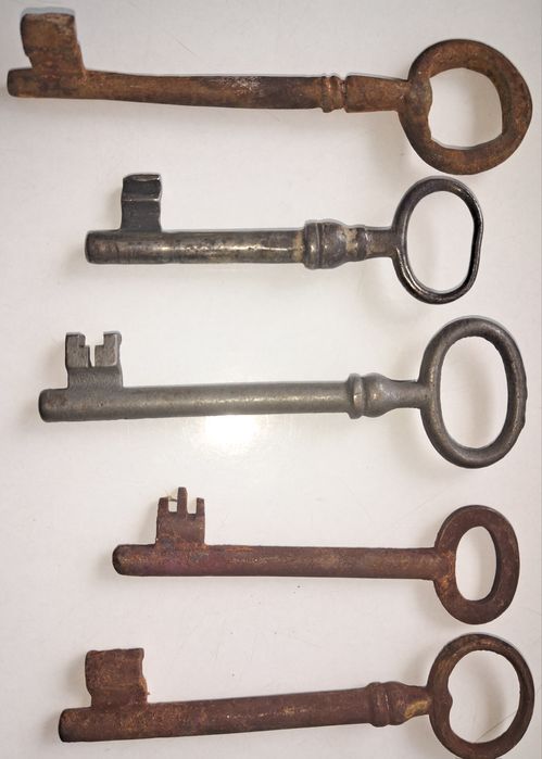 Старовинні ключі до меблів