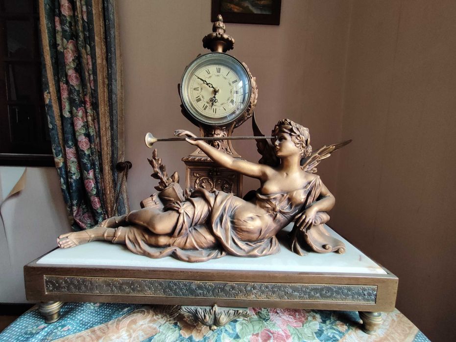 Relógio antigo com estátua