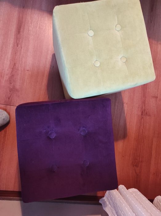 Dois puffes para decoração ou para sentar.