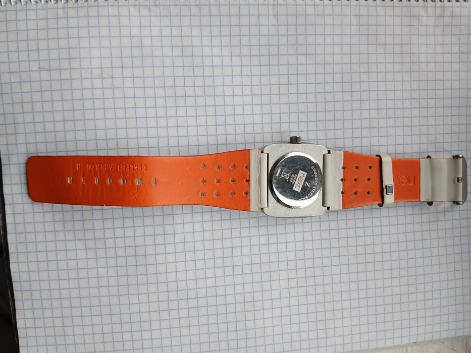 Електронные часы Next