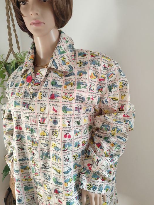 Płaszcz przeciwdeszczowy vintage kremowy w kolorowe ilustracje miast