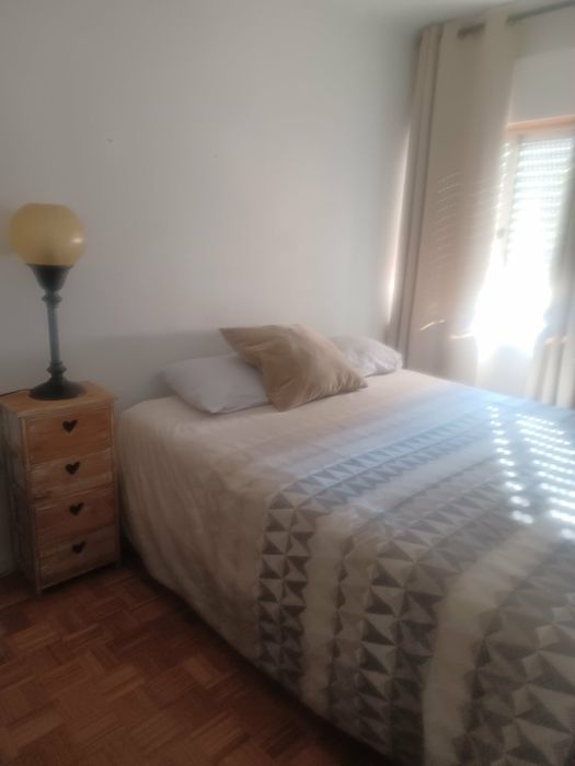 Alugo quarto ,,com cauçao.