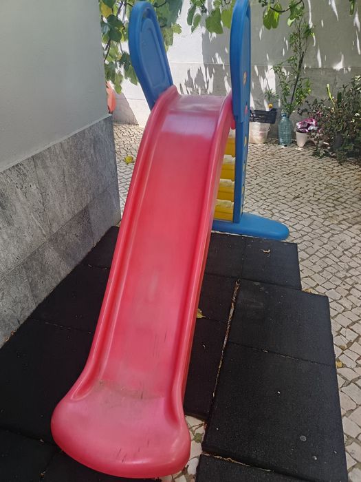Escorrega e baloiço em bom estado