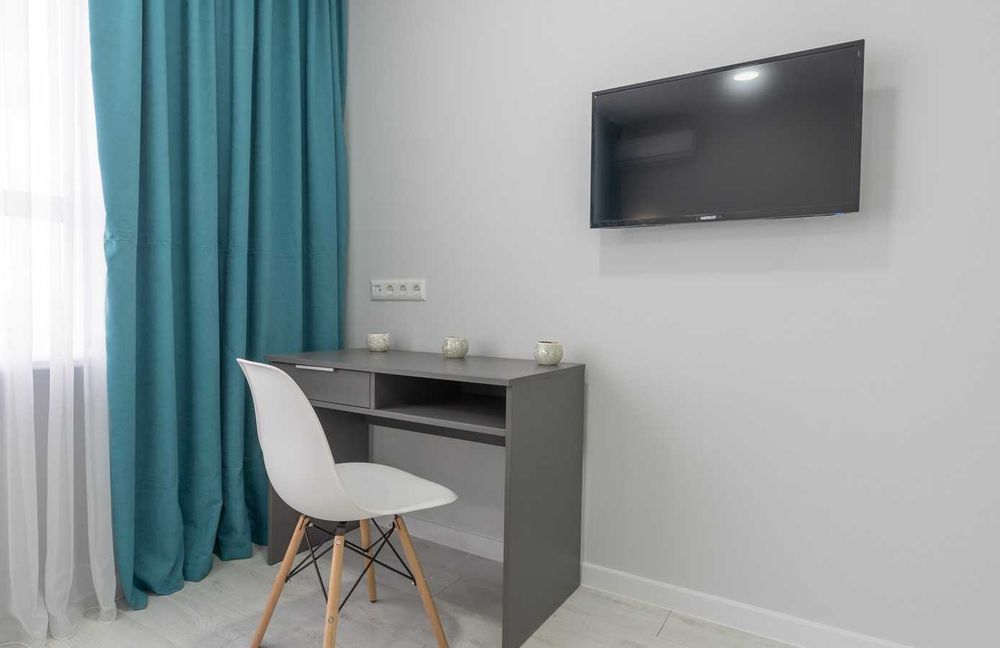 Подобова оренда студії біля метро, Лівий берег, Бажана 17Б. Є укриття.