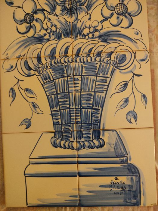Painel de azulejos tradicionais portugueses, pintados á mão, assinado pela autora