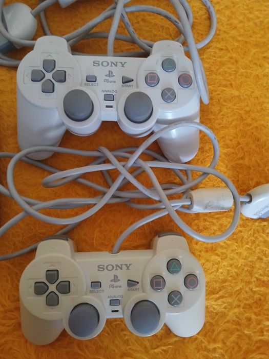 PsOne - Playstation - stan BDB + 2 gry