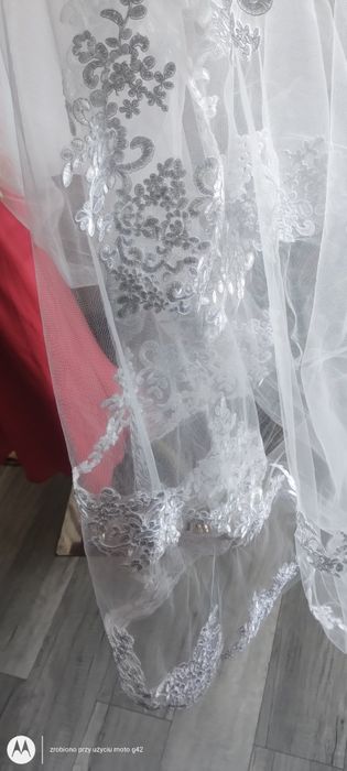 Piękny długi welon ślubny