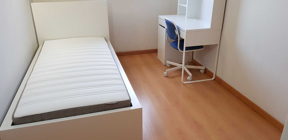 Quarto com roupeiro embutido e excelente luz natural.