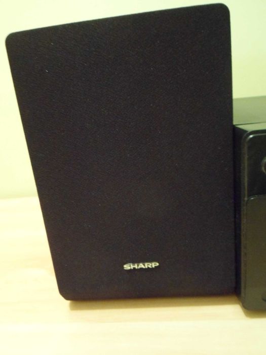 Wieża SHARP z głośnikami .