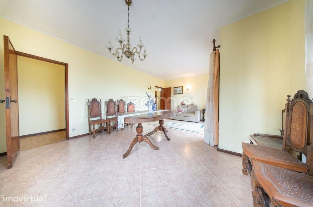 Moradia T4 com amplas áreas e elevado potencial em Mancelos