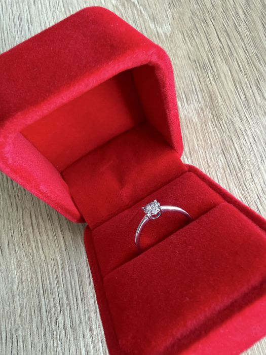 Каблучка для заручин золота з діамантом