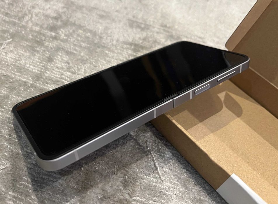 Samsung Galaxy Z FLIP6 12 GB / 512 GB 5G
