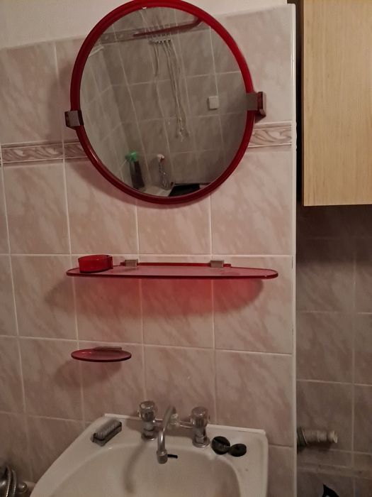 Lustro czerwone okrągłe  + półka