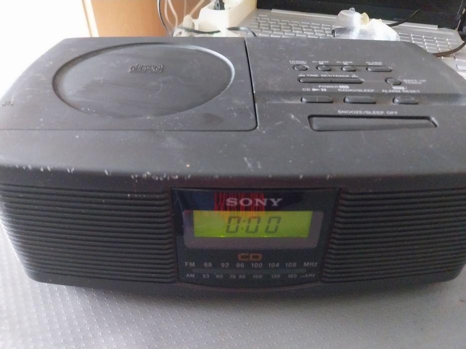 Despertador / radio / cd impecavel