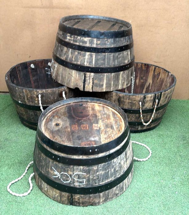 Celhas antigas em madeira, floreira, vasos, caixas
