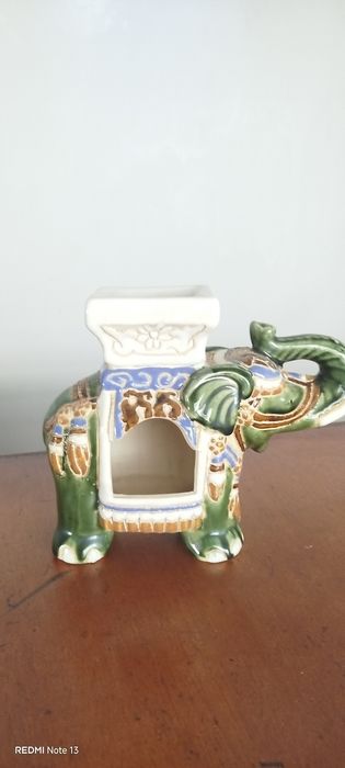 Elefante em cerâmica e queimador