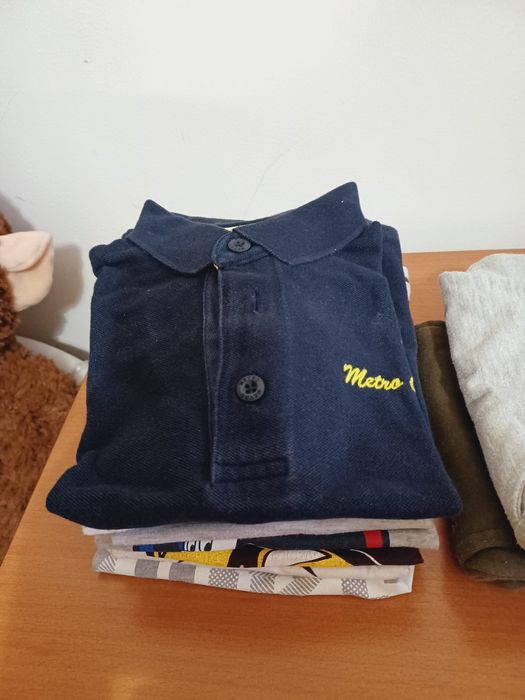 Lote de roupa de criança dos 2 aos 4 anos