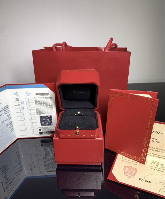 Оригінальна каблучка з діамантом Cartier